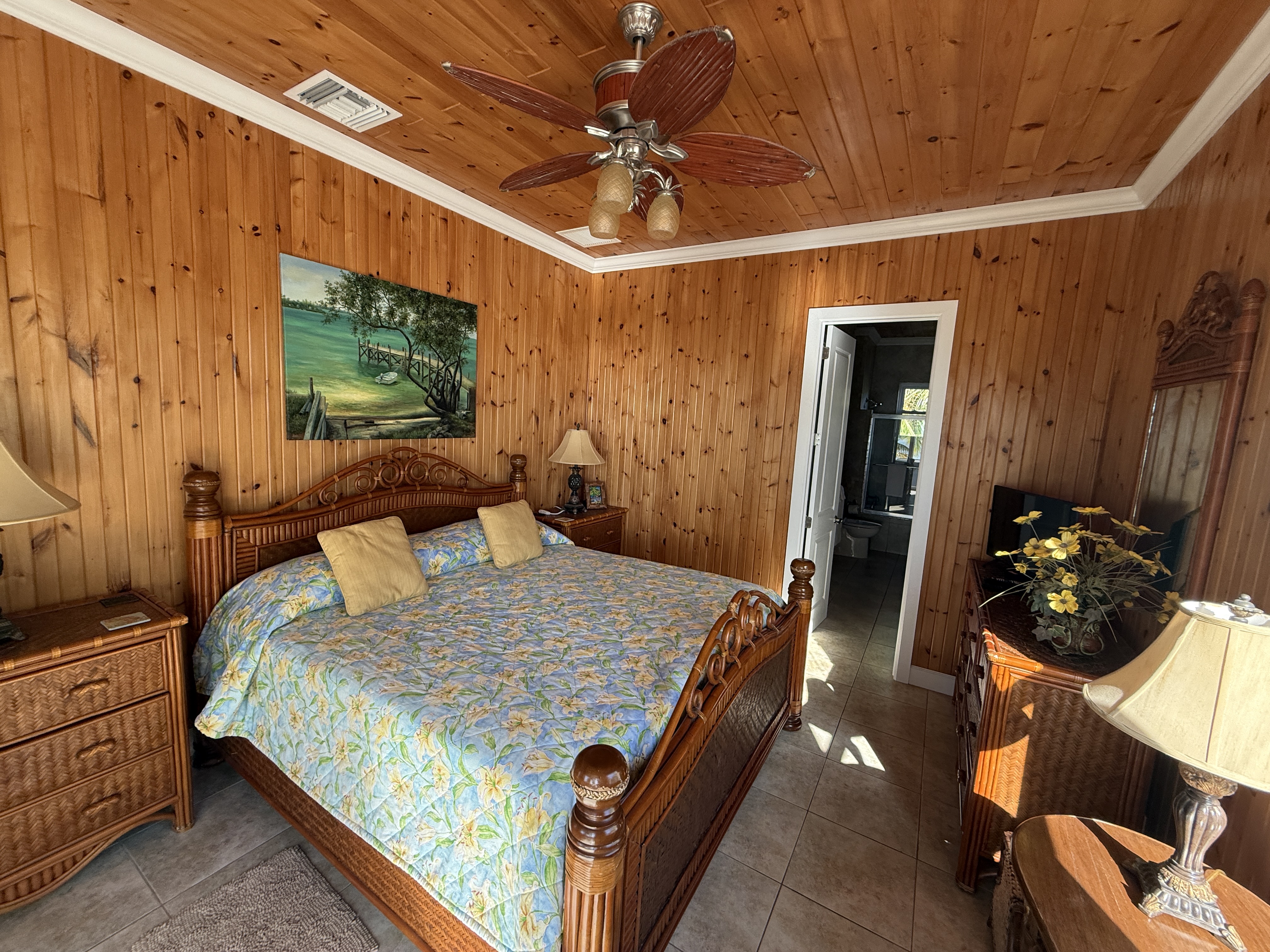 East Master Suite king bed 