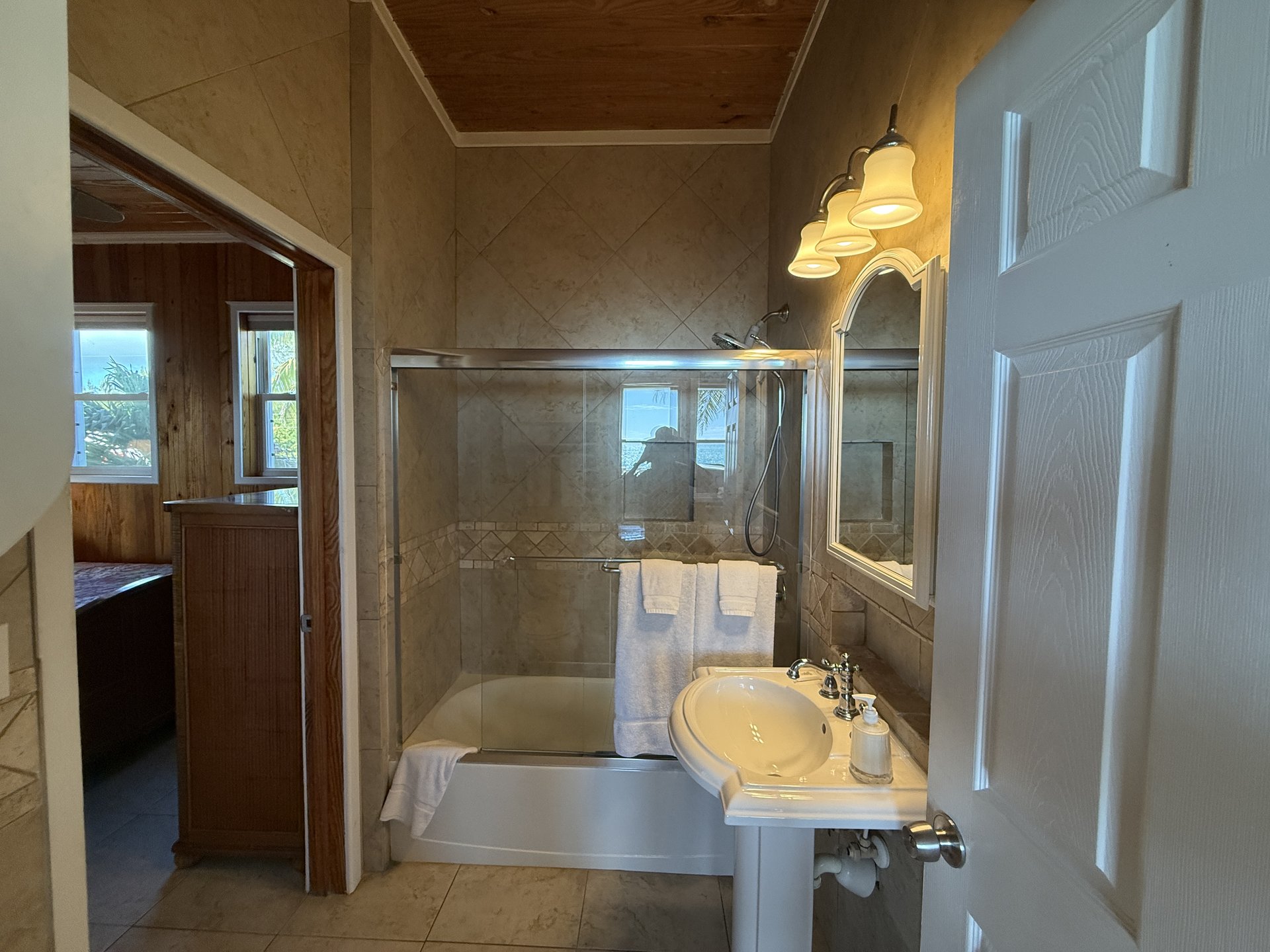 Downstairs Queen Bedroom's en-suite bathroom