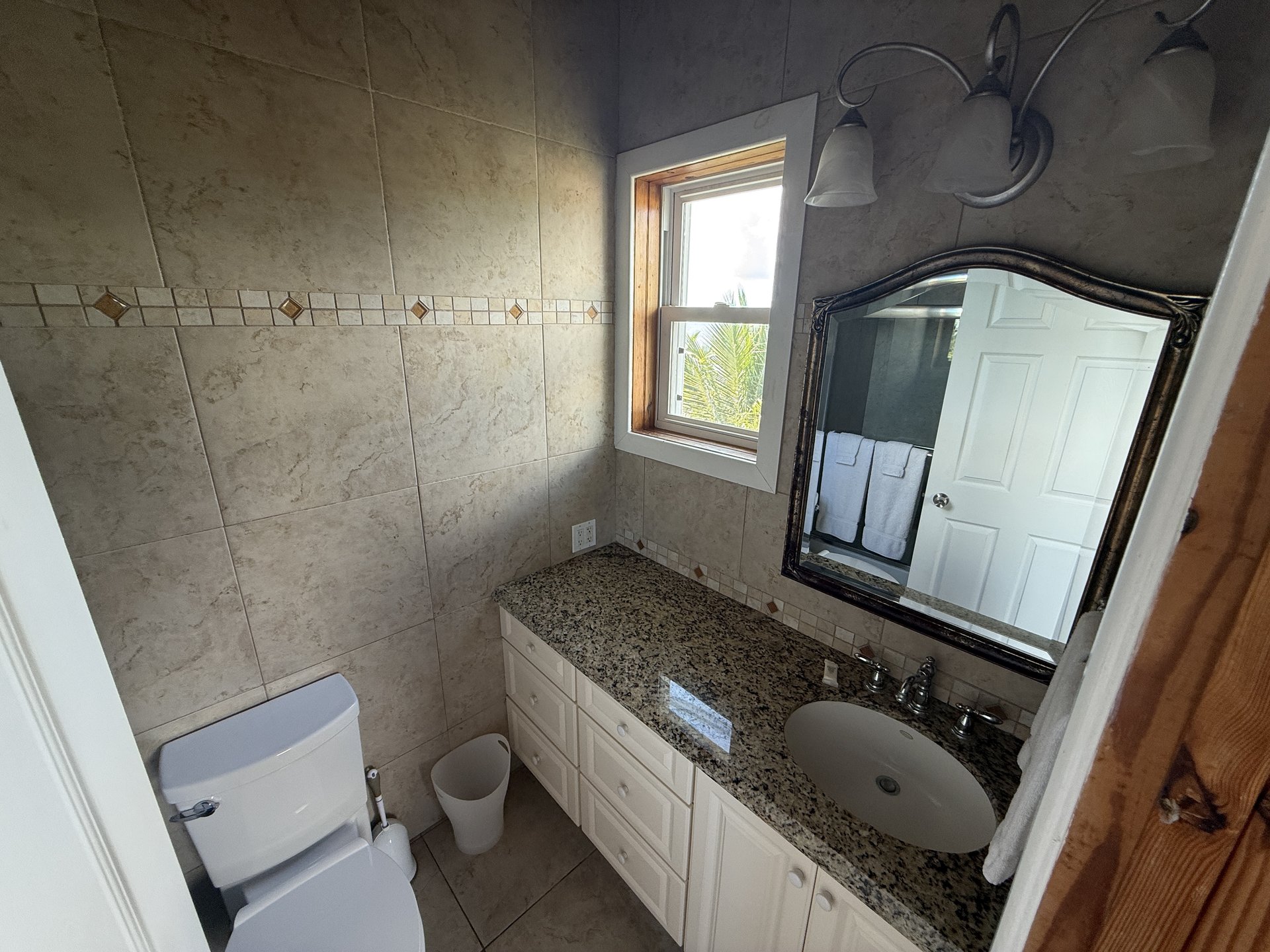 Queen upstairs bedroom's en-suite bathroom with granite vanity
