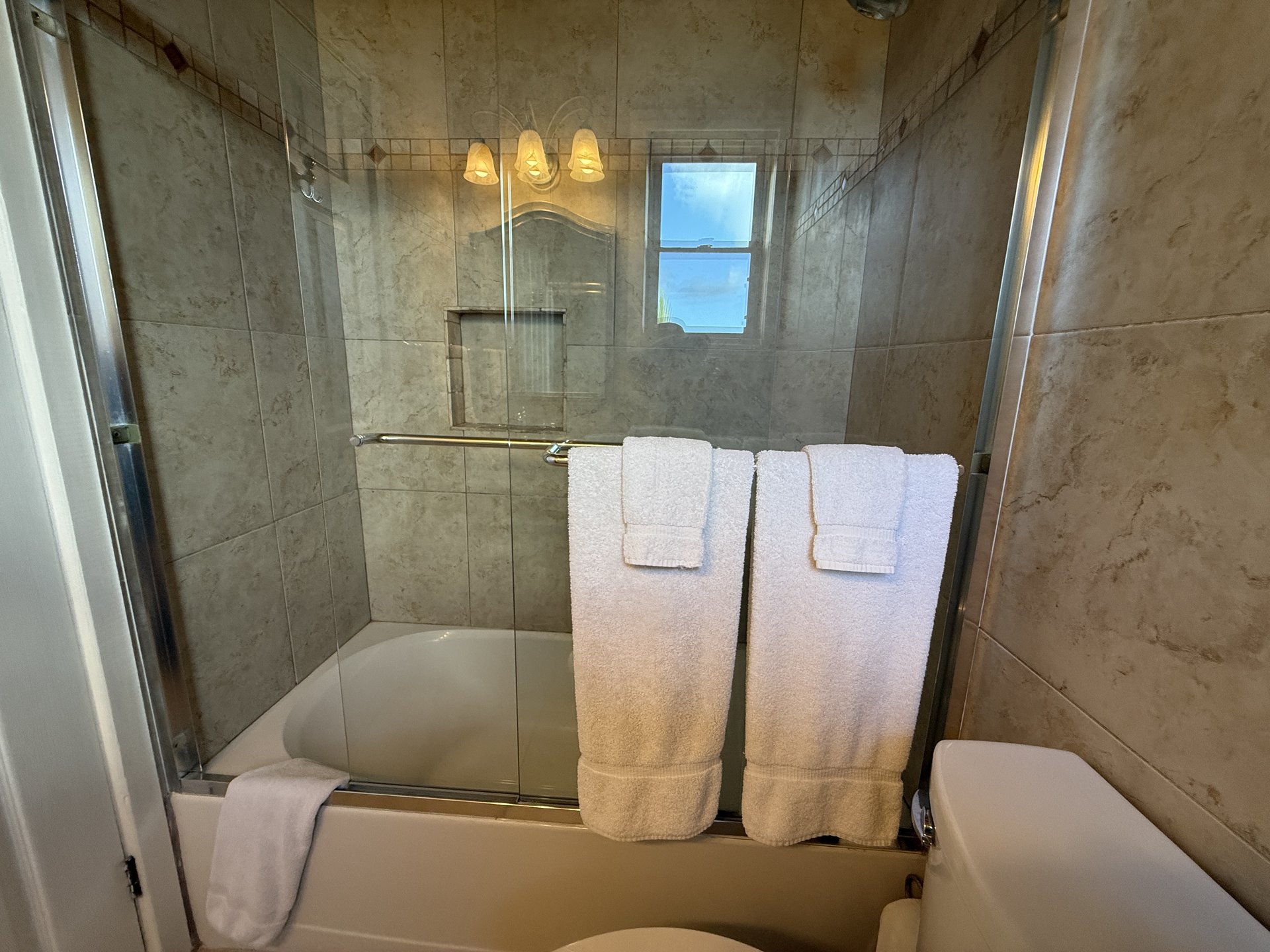 Downstairs Queen Bedroom's en-suite with tub-shower