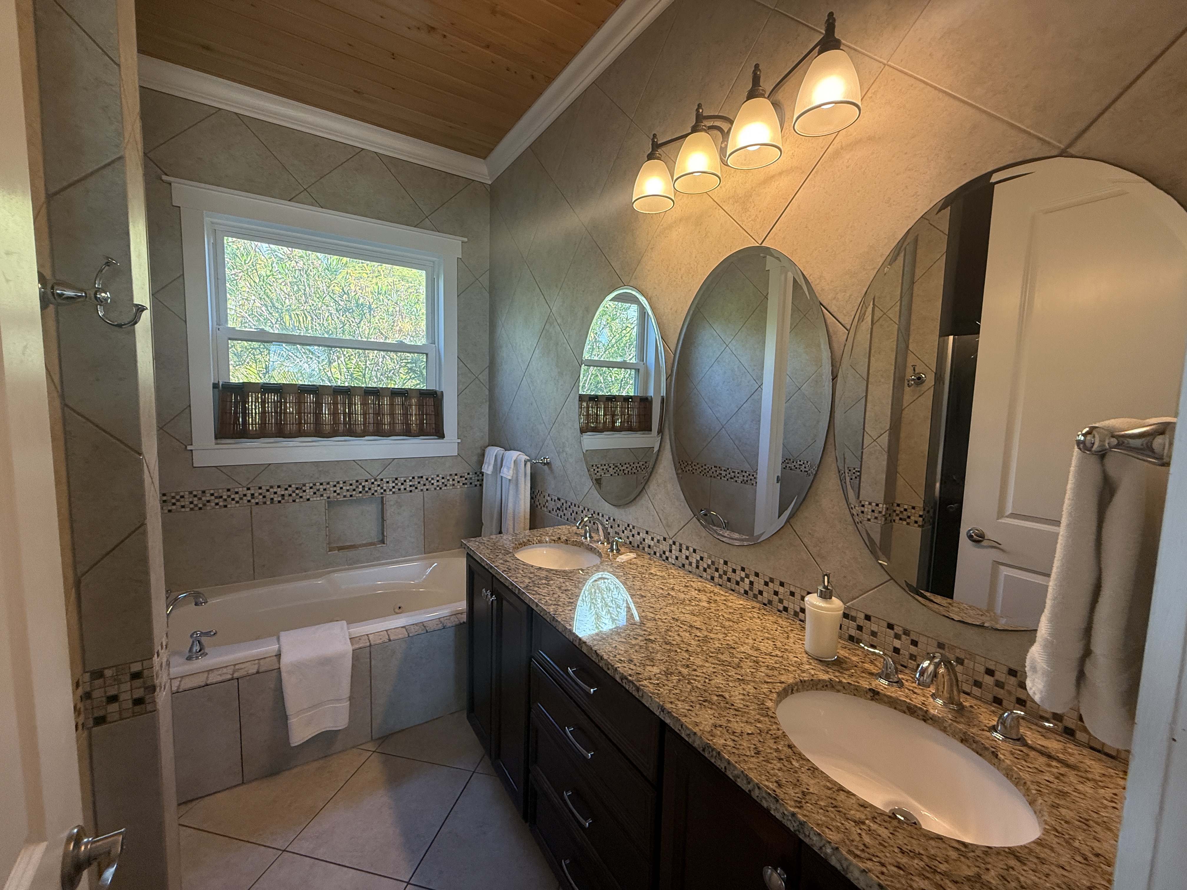 East Master en-suite with large tub and double vanity