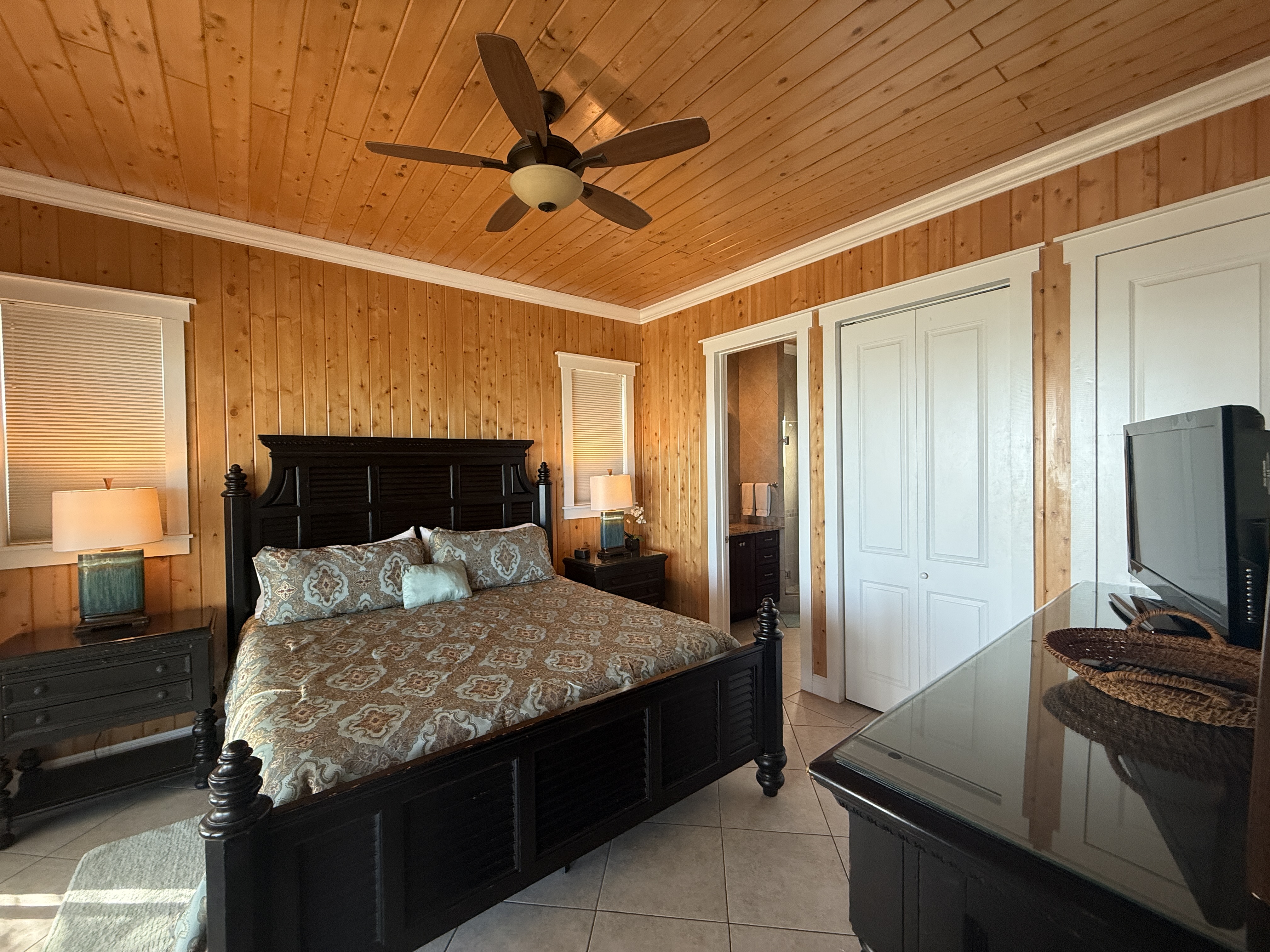 West Master bedroom with en-suite bath with shower
