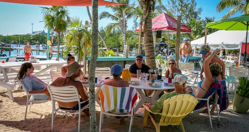 Grabbers Bed, Bar, Dock & Grill