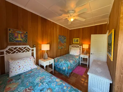 Twin Bedroom with colorful ocean bedding - on the main floor