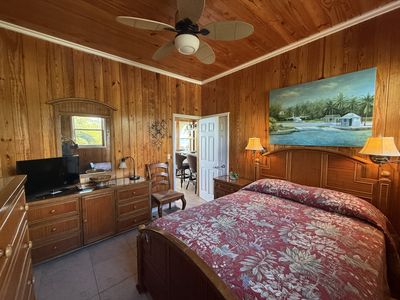 Queen Bedroom (Downstairs)