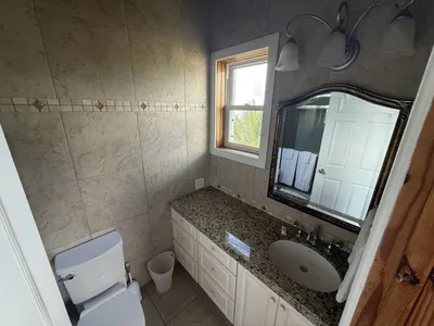 Queen upstairs bedroom's en-suite bathroom with granite vanity