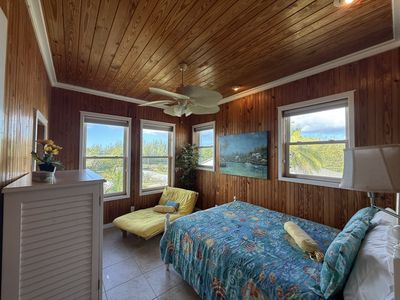 Queen Bedroom (Upstairs)