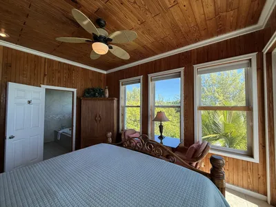 East Master Suite with large en-suite bath and walk in closet