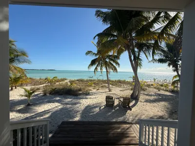 4 steps down to the stargazing platform and white sand beach.