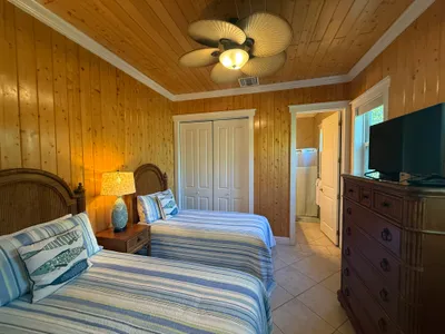 Guest bedroom with en-suite and garden views