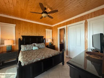 West Master bedroom with en-suite bath with shower